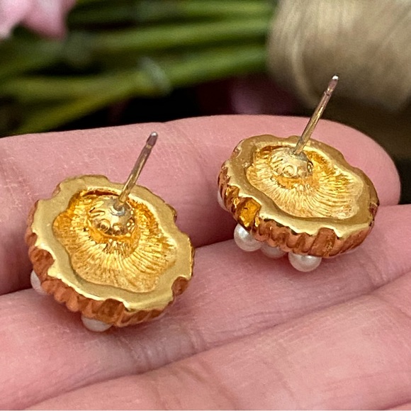 Vintage MONET Signed Faux Pearl Gold-tone Post Earrings - Picture 10 of 13